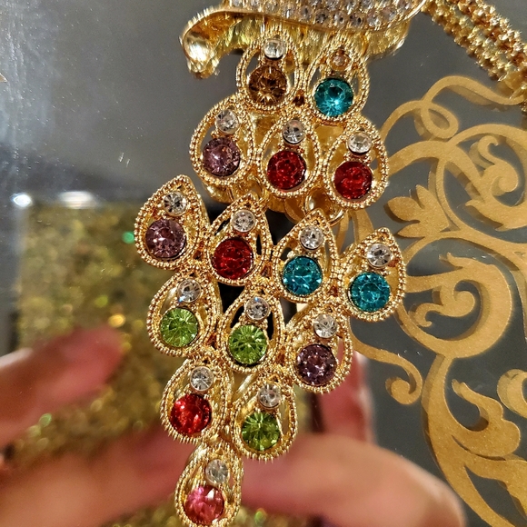 🦚Gorgeous Multi colored crystal peacock necklace - Picture 6 of 6